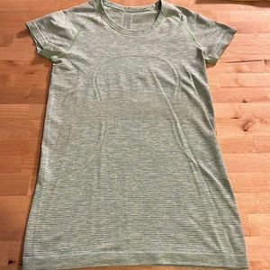 Lululemon size 6 swiftly tech short sleeve